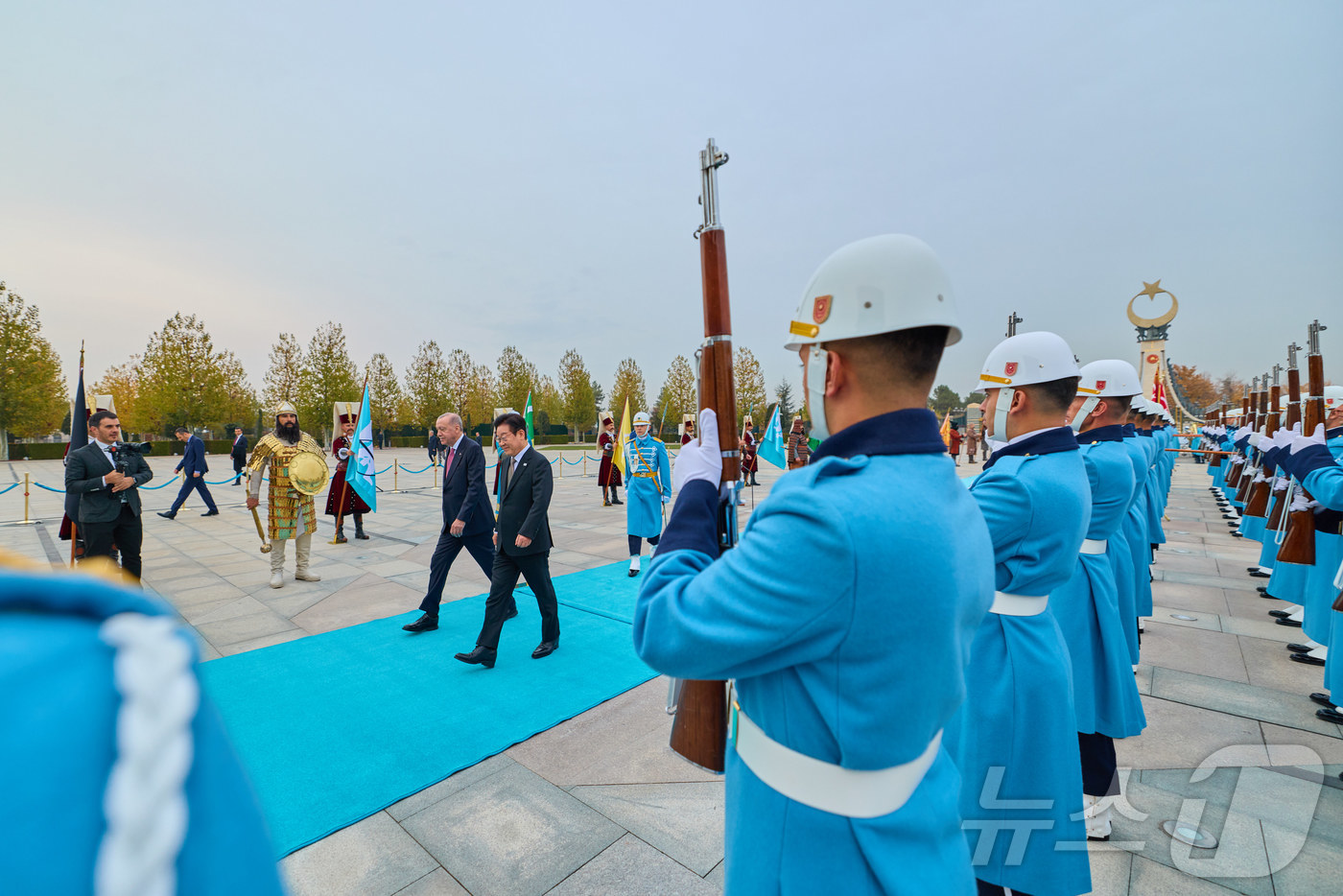 (서울=뉴스1) 이재명 기자 = 튀르키예를 국빈 방문 중인 이재명 대통령이 24일(현지시간) 앙카라 대통령궁에서 열린 공식환영식에서 레젭 타입 에르도안 튀르키예 대통령과 사열대로 …