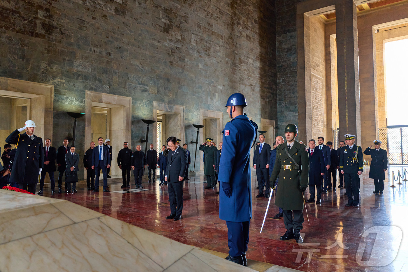 (서울=뉴스1) 이재명 기자 = 튀르키예를 국빈 방문 중인 이재명 대통령이 24일(현지시간) 앙카라 아니트카비르에서 튀르키예의 국부 무스타파 케말 아타튀르크 묘소를 찾아 헌화 후 …