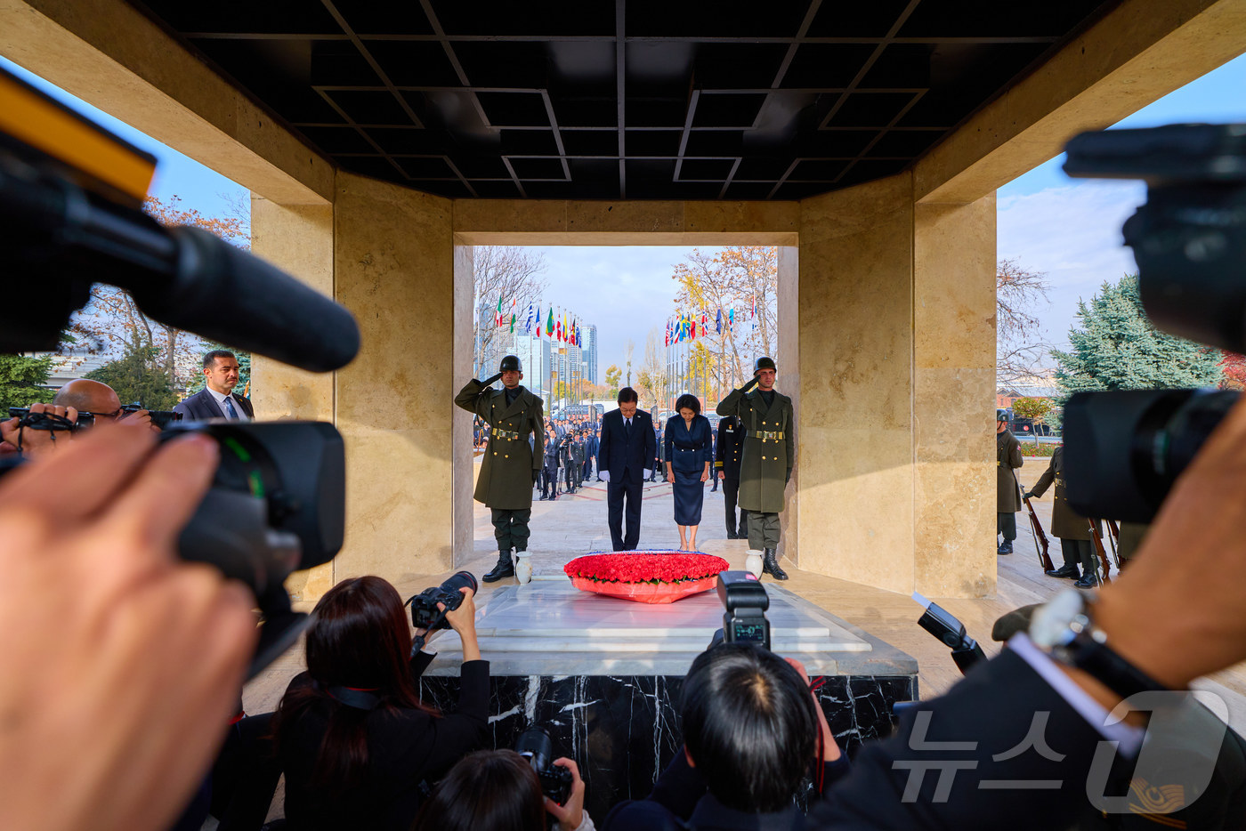 (서울=뉴스1) 이재명 기자 = 튀르키예를 국빈 방문 중인 이재명 대통령이 25일(현지시간) 앙카라 한국 공원에 위치한 한국전 참전 기념탑을 찾아 헌화하고 있다. (이재명 대통령 …