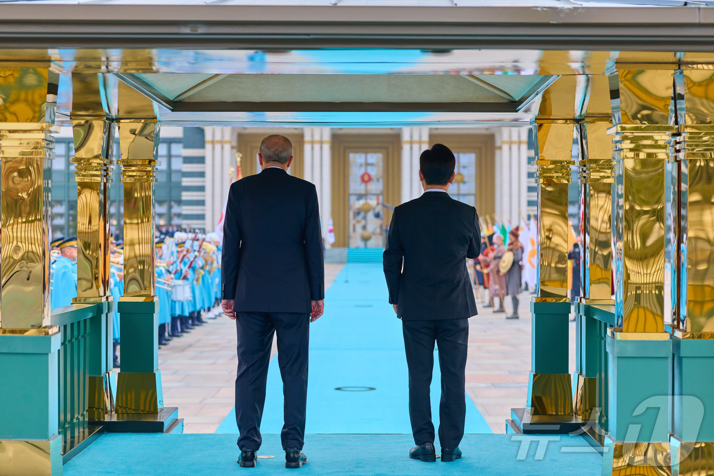 (서울=뉴스1) 이재명 기자 = 튀르키예를 국빈 방문 중인 이재명 대통령이 24일(현지시간) 앙카라 대통령궁에서 열린 공식환영식에서 레젭 타입 에르도안 튀르키예 대통령과 사열하고 …