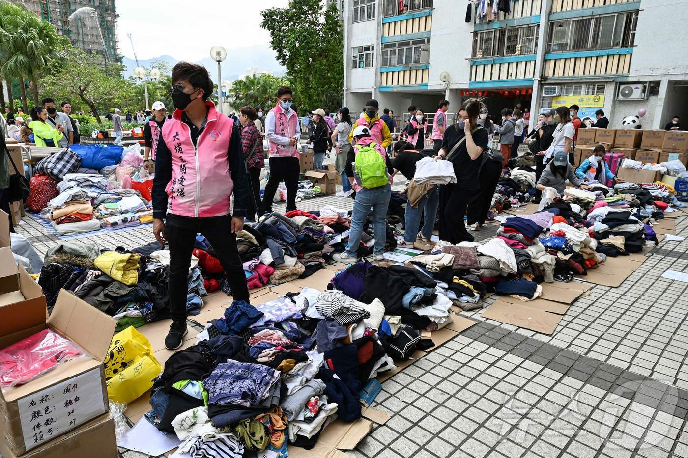 (홍콩 AFP=뉴스1) 양은하 기자 = 27일(현지시간) 홍콩 북부 타이포의 '왕 푹 코트'(Wang Fuk Court) 아파트 단지에 대형 화재가 발생한 이후 자원봉사자들이 기부 …