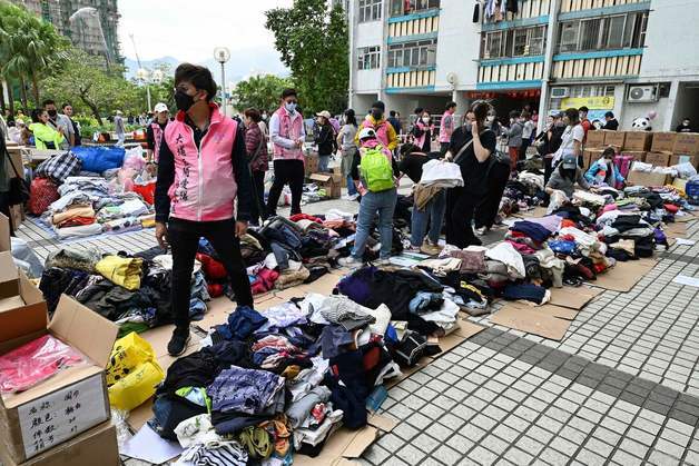 [포토] 홍콩 아파트 대형 화재 현장의 자원봉사자들