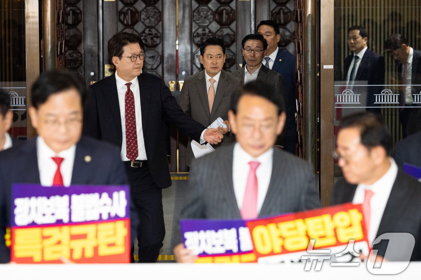본문 이미지 - 장동혁 국민의힘 대표를 비롯한 의원들이 지난 11월 27일 서울 여의도 국회 로텐더홀에서 추경호 의원에 대한 체포동의안 표결을 거부, 특검 규탄대회를 위해 이동하고 있다. 2025.11.27/뉴스1 ⓒ News1 유승관 기자
