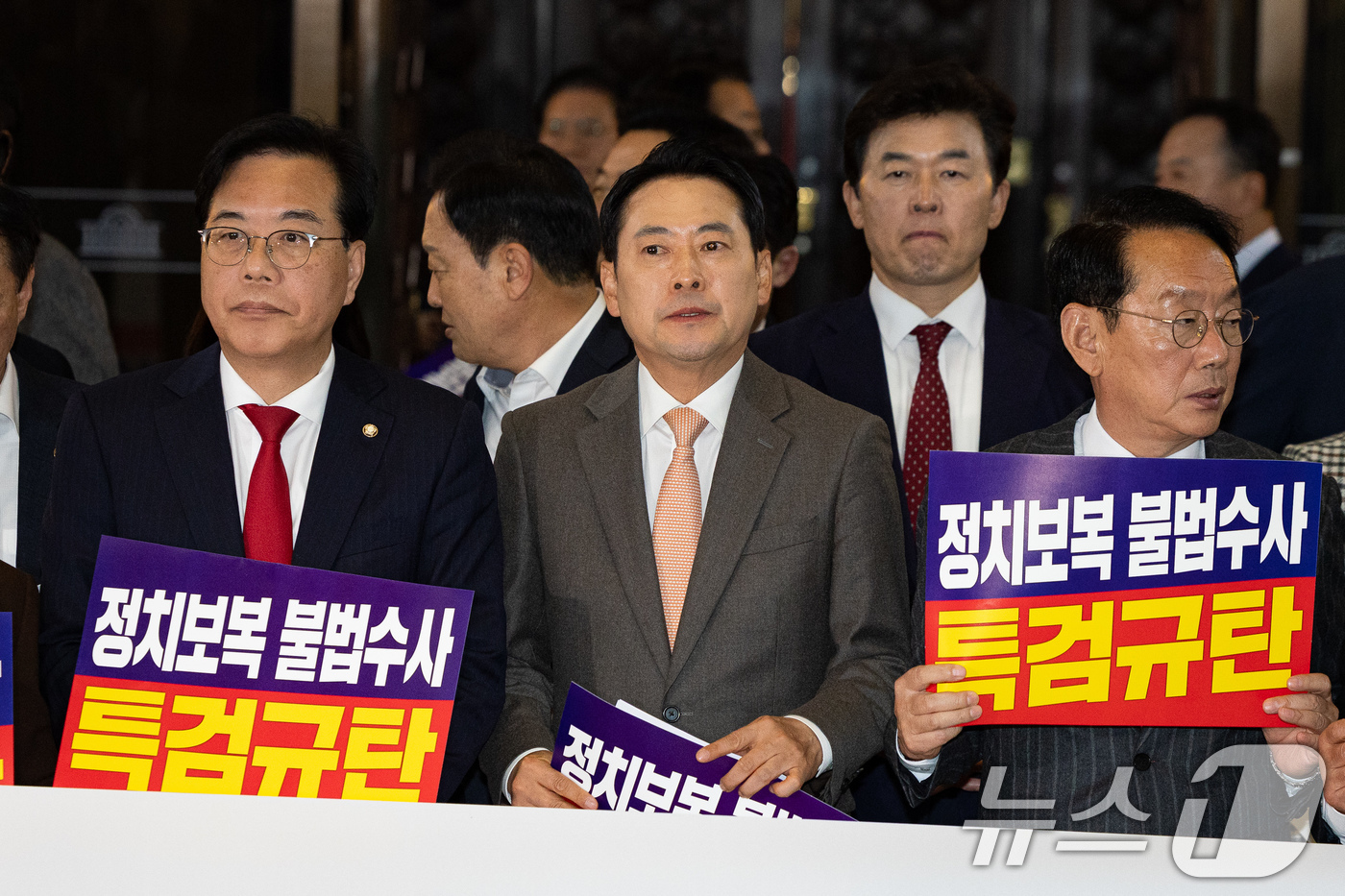 (서울=뉴스1) 유승관 기자 = 장동혁 국민의힘 대표를 비롯한 의원들이 27일 서울 여의도 국회 로텐더홀에서 추경호 의원에 대한 체포동의안 표결을 거부, 특검 규탄대회를 위해 이동 …