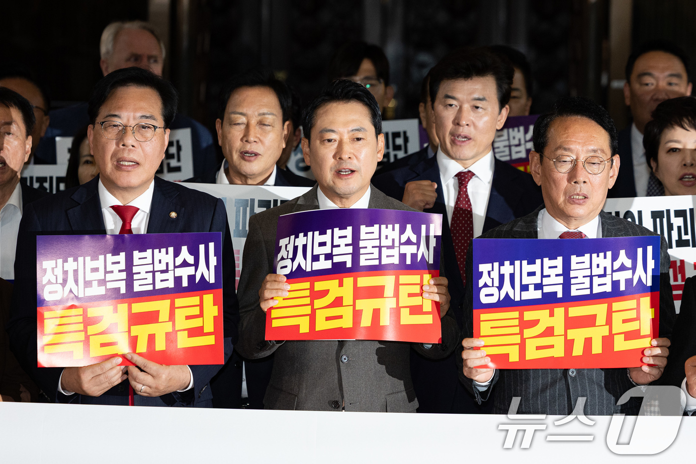 (서울=뉴스1) 유승관 기자 = 장동혁 국민의힘 대표와 송언석 원내대표를 비롯한 의원들이 27일 서울 여의도 국회 로텐더홀에서 추경호 의원에 대한 체포동의안 표결을 거부, 특검 규 …