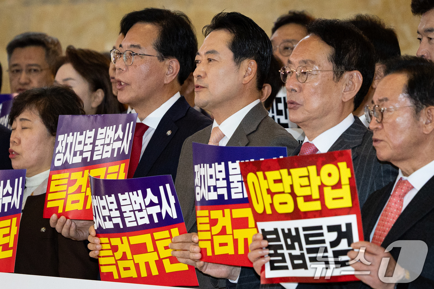 (서울=뉴스1) 유승관 기자 = 장동혁 국민의힘 대표와 송언석 원내대표를 비롯한 의원들이 27일 서울 여의도 국회 로텐더홀에서 추경호 의원에 대한 체포동의안 표결을 거부, 특검 규 …