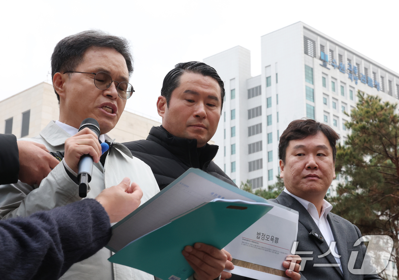 (수원=뉴스1) 김영운 기자 = 이재명 대통령이 이화영 전 경기도평화부지사 재판에서 집단 퇴정한 검사들에 대해 감찰을 지시한 가운데 27일 경기 수원시 영통구 수원지방법원 앞에서 …