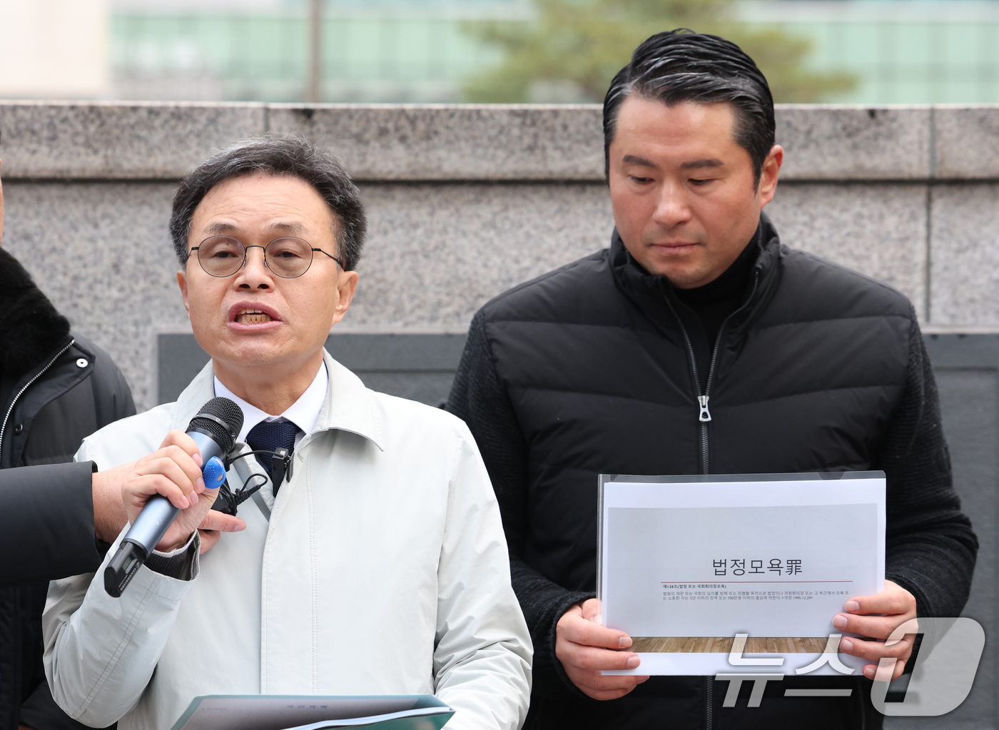 (수원=뉴스1) 김영운 기자 = 이재명 대통령이 이화영 전 경기도평화부지사 재판에서 집단 퇴정한 검사들에 대해 감찰을 지시한 가운데 27일 경기 수원시 영통구 수원지방법원 앞에서 …