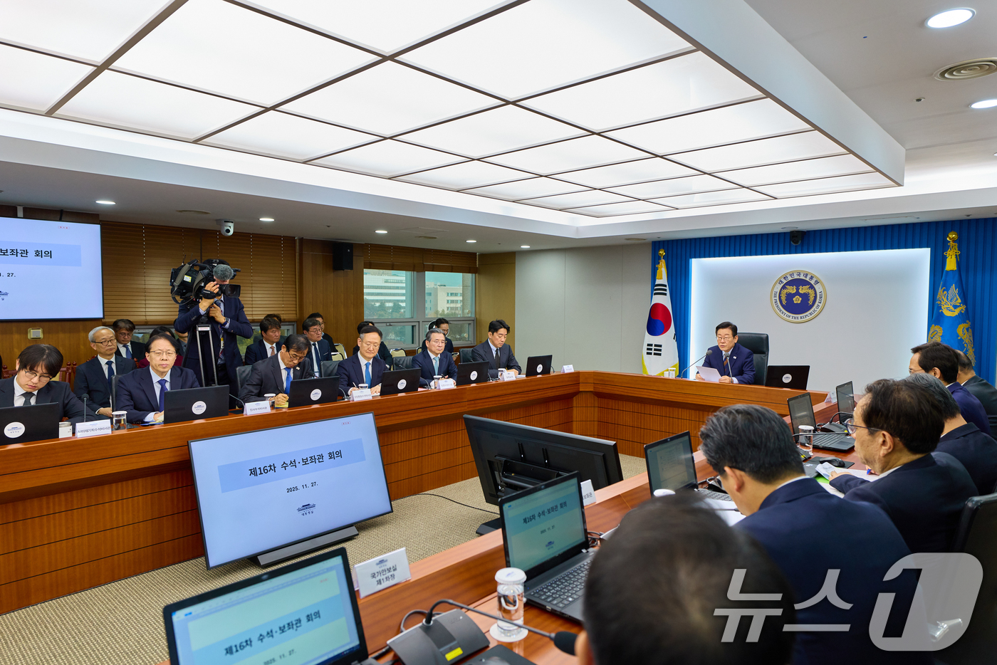 (서울=뉴스1) 허경 기자 = 이재명 대통령이 27일 서울 용산 대통령실 청사에서 열린 수석보좌관회의에서 발언하고 있다. (대통령실 제공. 재판매 및 DB 금지) 2025.11.2 …