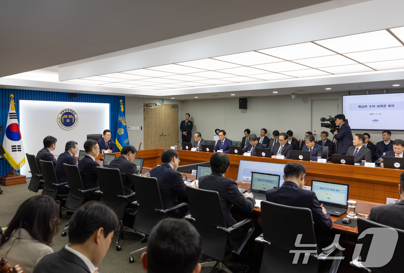 (서울=뉴스1) 허경 기자 = 이재명 대통령이 27일 서울 용산 대통령실 청사에서 열린 수석보좌관회의에서 발언하고 있다. (대통령실 제공. 재판매 및 DB 금지) 2025.11.2 …