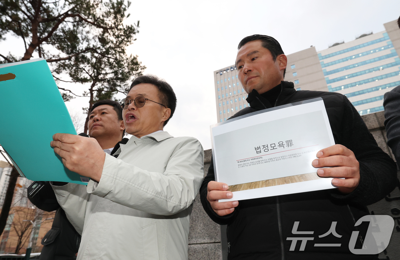 (수원=뉴스1) 김영운 기자 = 이재명 대통령이 이화영 전 경기도평화부지사 재판에서 집단 퇴정한 검사들에 대해 감찰을 지시한 가운데 27일 경기 수원시 영통구 수원지방법원 앞에서 …