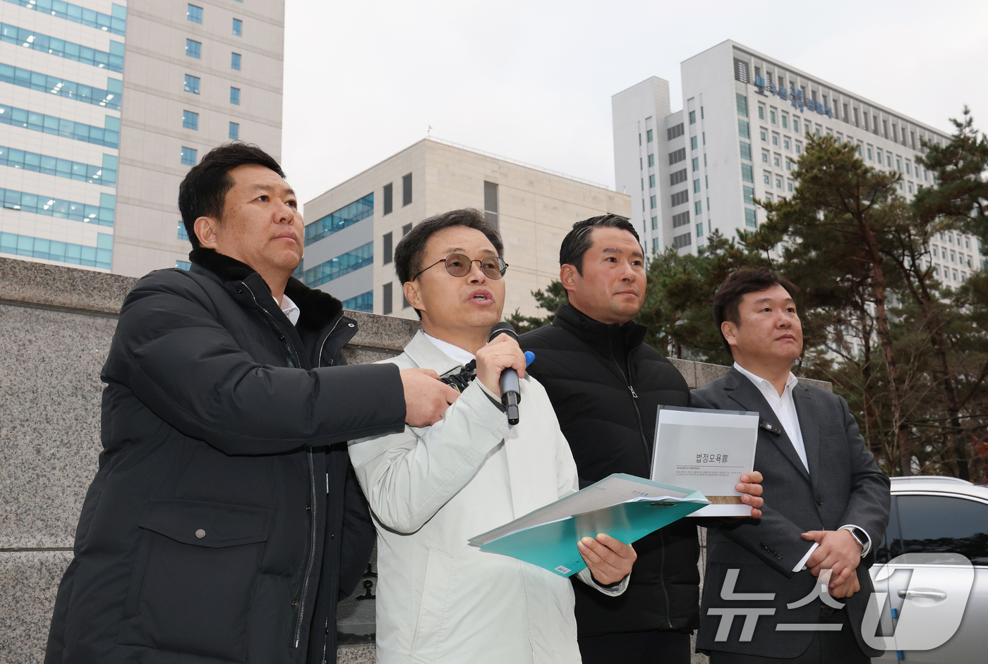 (수원=뉴스1) 김영운 기자 = 이재명 대통령이 이화영 전 경기도평화부지사 재판에서 집단 퇴정한 검사들에 대해 감찰을 지시한 가운데 27일 경기 수원시 영통구 수원지방법원 앞에서 …