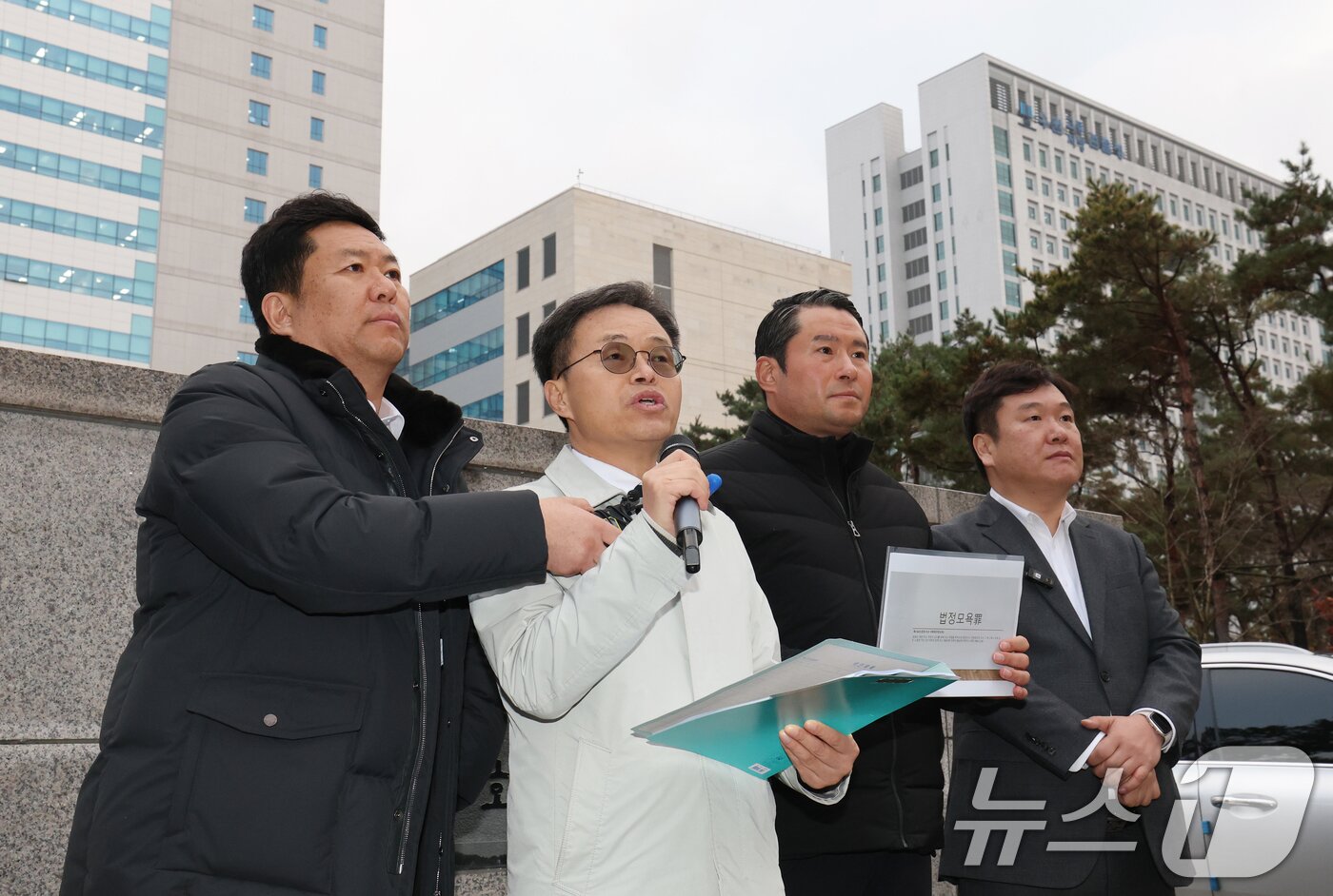 본문 이미지 - 27일 경기 수원시 영통구 수원지방법원 앞에서 이화영 전 부지사 측 변호인단이 재판부 기피 신청 후 집단 퇴정한 검사들에 대한 법정 모욕죄 및 직무유기죄 고발 관련 기자회견을 하고 있다. 2025.11.27/뉴스1 ⓒ News1 김영운 기자