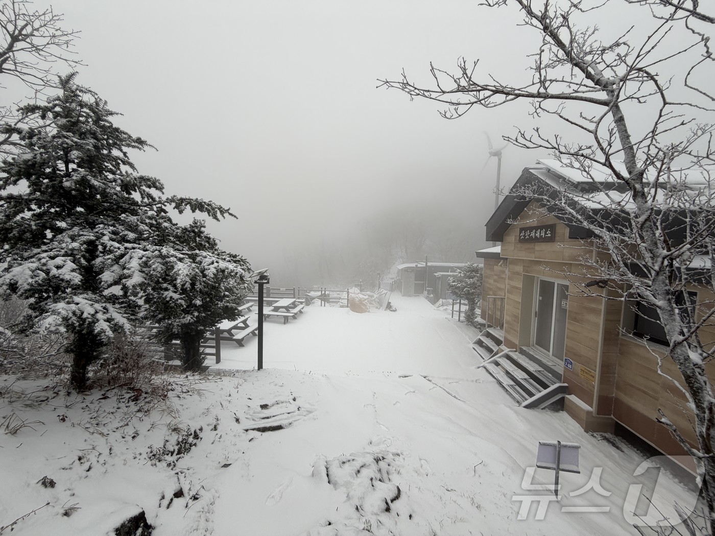 (무주=뉴스1) 장수인 기자 = 27일 전북 무주군에 위치한 덕유산 삿갓재 대피소 앞에 눈이 쌓였다.(덕유산국립공원 제공. 재판매 및 DB 금지) 2025.11.27/뉴스1