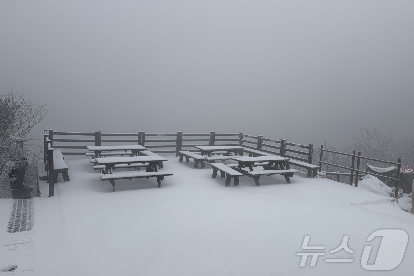 본문 이미지 - 27일 전북 무주군 덕유산에 눈이 쌓인 모습.&#40;덕유산국립공원사무소 제공. 재판매 및 DB 금지&#41; 2025.11.27/뉴스1 ⓒ News1 장수인 기자