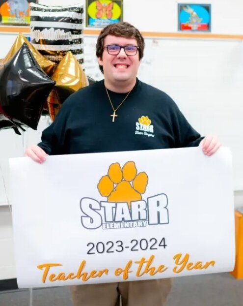 본문 이미지 - 미국 사우스캐롤라이나주 스타 초등학교에서 '2023년 올해의 교사' 상을 수상한 딜런 로버트 듀크스. 출처=뉴욕포스트