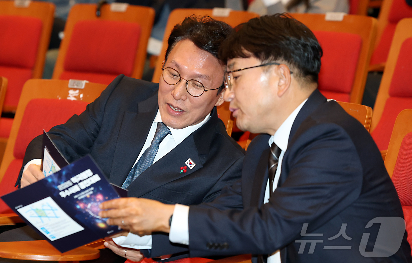 (세종=뉴스1) 김기남 기자 = 김민석 국무총리가 27일 오후 세종시 정부세종청사 대강당에서 열린 2025 적극행정 우수사례 경진대회 시상식에 참석하여 김광용 행정안전부 재난안전관 …