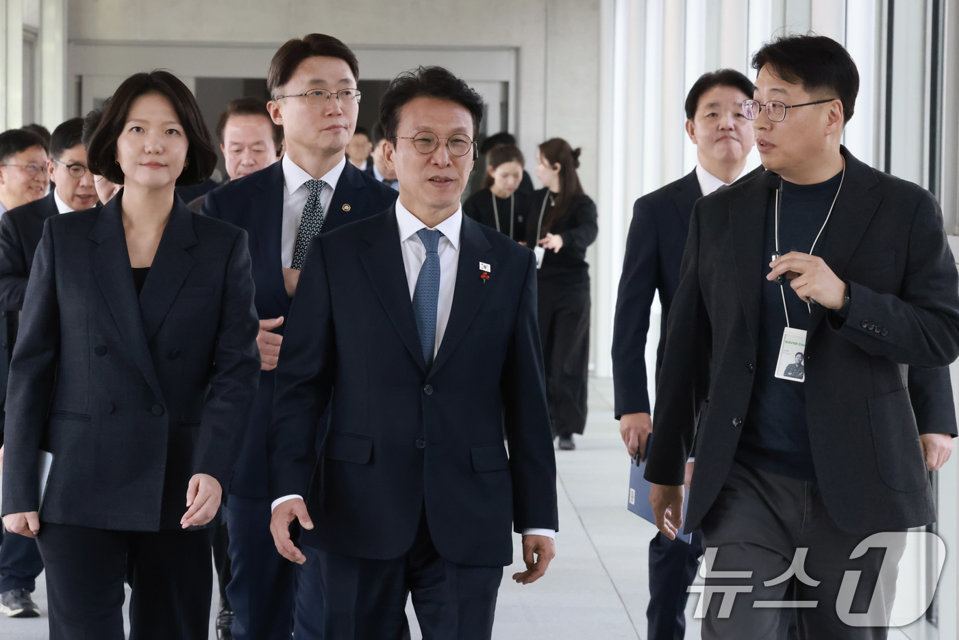 (서울=뉴스1) 임세영 기자 = 김민석 국무총리가 27일 오후 세종시 네이버 데이터센터 각(閣) 세종을 방문, 공장 내부 시찰을 하고 있다. (총리실 제공. 재판매 및 DB 금지) …