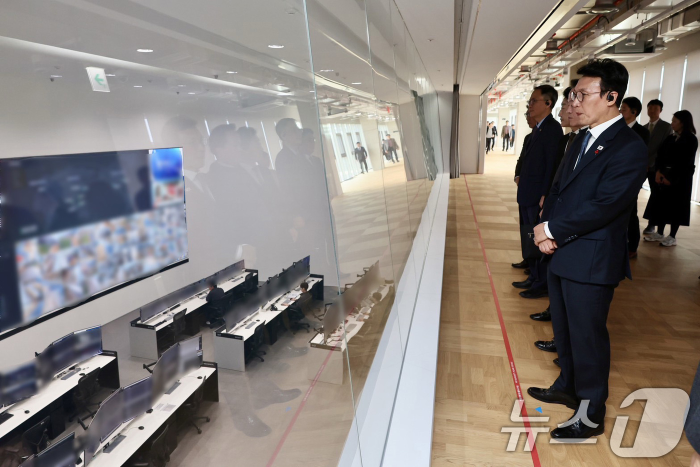 (서울=뉴스1) 임세영 기자 = 김민석 국무총리가 27일 오후 세종시 네이버 데이터센터 각(閣) 세종을 방문하여 공장 내부 시찰을 하고 있다. (총리실 제공. 재판매 및 DB 금지 …