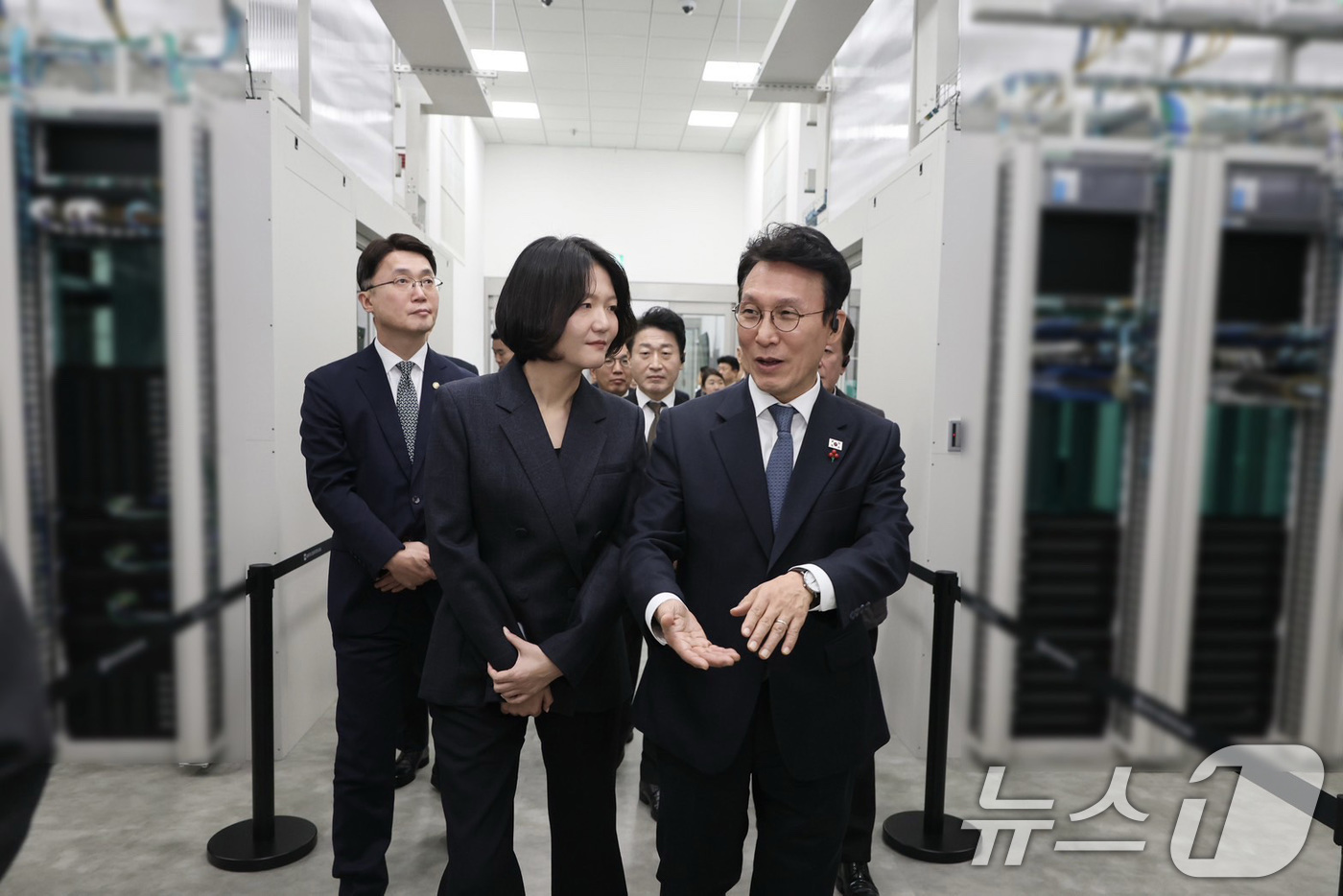 (서울=뉴스1) 임세영 기자 = 김민석 국무총리가 27일 오후 세종시 네이버 데이터센터 각(閣) 세종을 방문, 공장 내부 시찰을 하며 최수연 네이버 대표와 이야기를 나누고 있다. …