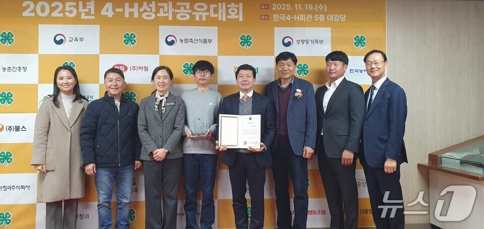 본문 이미지 - 함평영화학교 4-H 소속 교사와 학생들이 기념사진을 찍고 있다. &#40;전남도교육청 제공, 재판매 및 DB 금지&#41;/뉴스1  