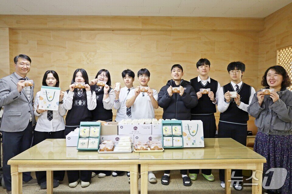 본문 이미지 -  &#39;열아홉쌀 떡 나눔 행사&#39; 참여  학생과 교사들이 포즈를 취하고 있다.&#40;전남도교육청 제공, 재판매 및 DB 금지&#41;/뉴스1  