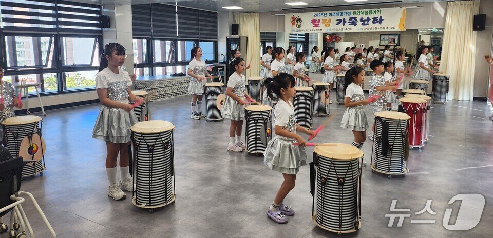 본문 이미지 - 진도교육청의 &#39;이주배경 가정 난타 동아리 프로그램&#39; 장면&#40;전남도교육청 제공, 재판매 및 DB 금지&#41;/뉴스1  