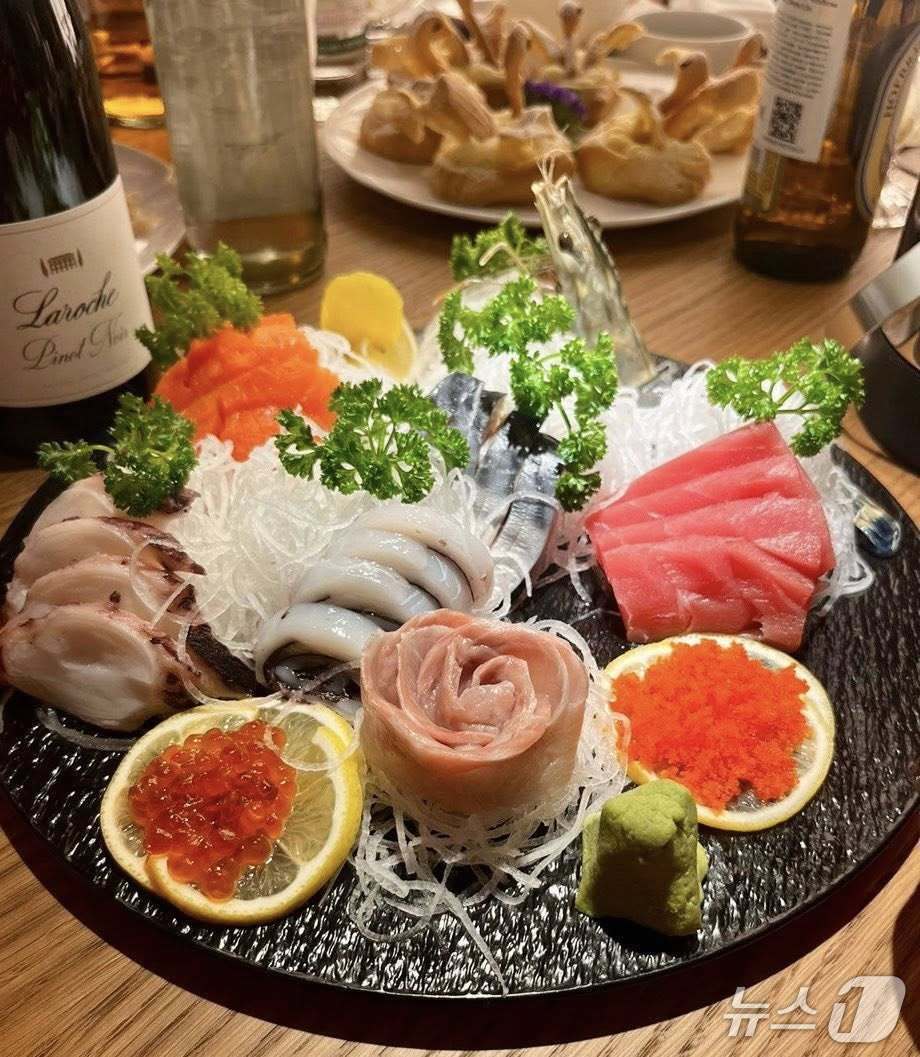 본문 이미지 - 주북러시아대사관은 27일 페이스북에 &#34;11월 26일 모스크바 중심부에서 오랫동안 기다려온 한식당 &#39;승리&#39;의 개장이 성대하게 거행됐다&#34;고 밝혔다. 대사관이 공개한 개업식 음식 사진. &#40;주북러시아대사관 페이스북 갈무리&#41;.