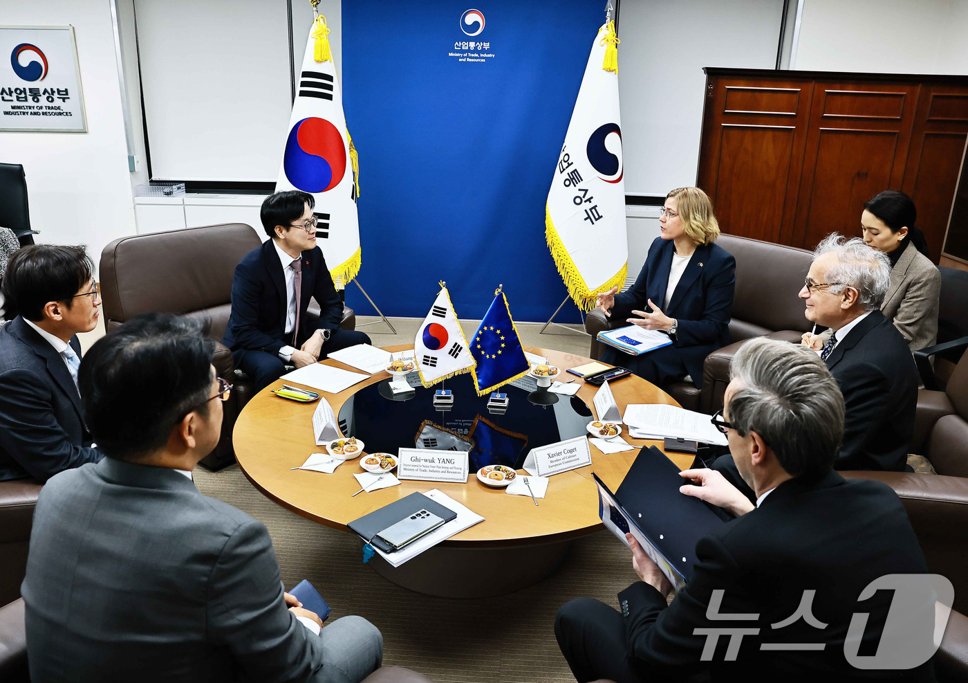 (서울=뉴스1) = 김정관 산업통상부 장관이 27일 오후 정부서울청사 접견실에서 헨나 비르쿠넨 유럽연합(EU) 수석부집행위원장과 면담하고 있다. (산업통상부 제공. 재판매 및 DB …