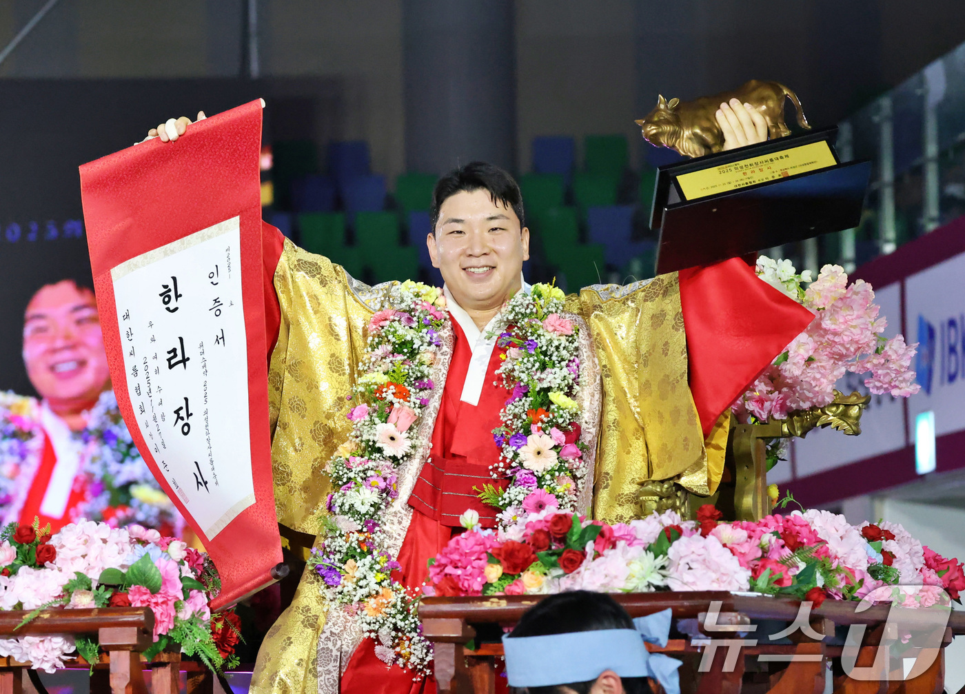 (서울=뉴스1) = 27일 경북 의성군 의성종합체육관에서 열린 ‘위더스제약 2025 의성천하장사씨름대축제’에서 한라장사(105kg이하)에 등극한 김무호(울주군청)가 우승 트로피를 …