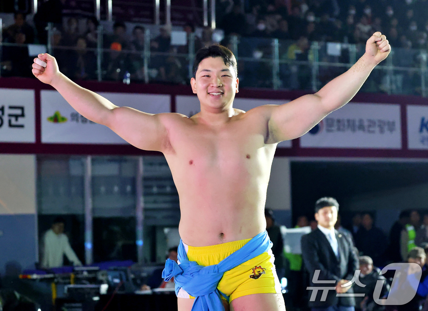 (서울=뉴스1) = 27일 경북 의성군 의성종합체육관에서 열린 ‘위더스제약 2025 의성천하장사씨름대축제’에서 한라장사(105kg이하)에 등극한 김무호(울주군청)가 우승 후 기쁨을 …