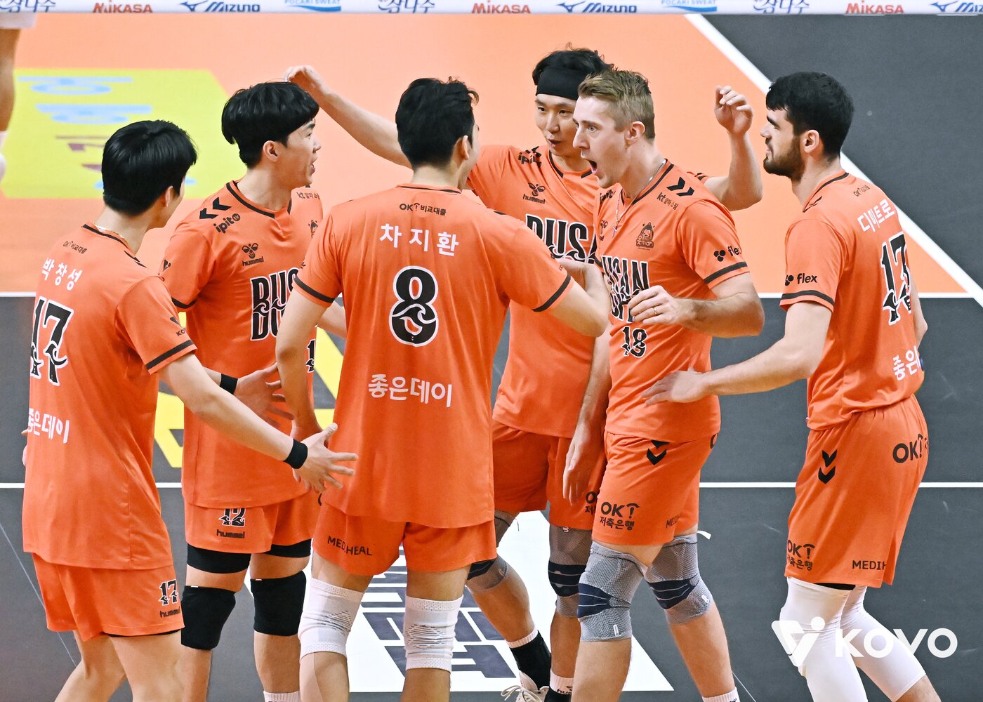 본문 이미지 - OK저축은행 선수들. &#40;KOVO 제공&#41;