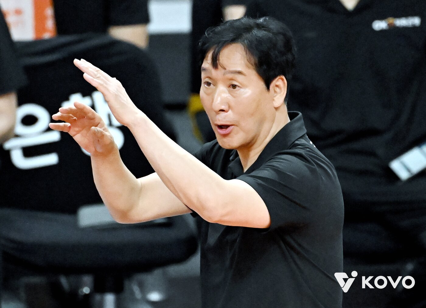 본문 이미지 - 신영철 OK저축은행 감독. (KOVO 제공)