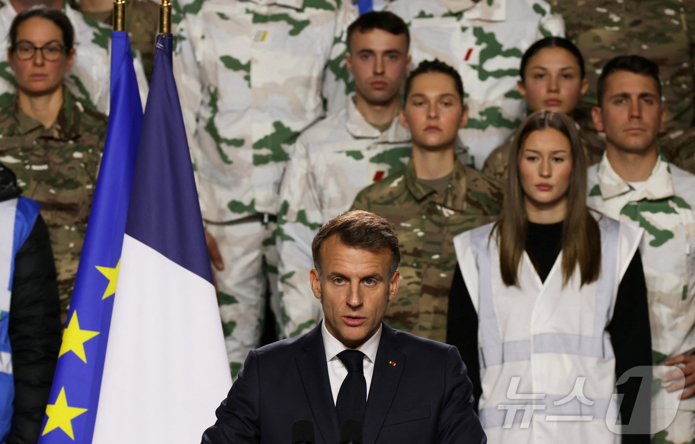 (바르세 로이터=뉴스1) 이정환 기자 = 에마뉘엘 마크롱 프랑스 대통령이 27일(현지시간) 프랑스 알프스 바르세에 있는 군사기지에서 프랑스군을 대상으로 연설하며 새로운 국가 군 복 …