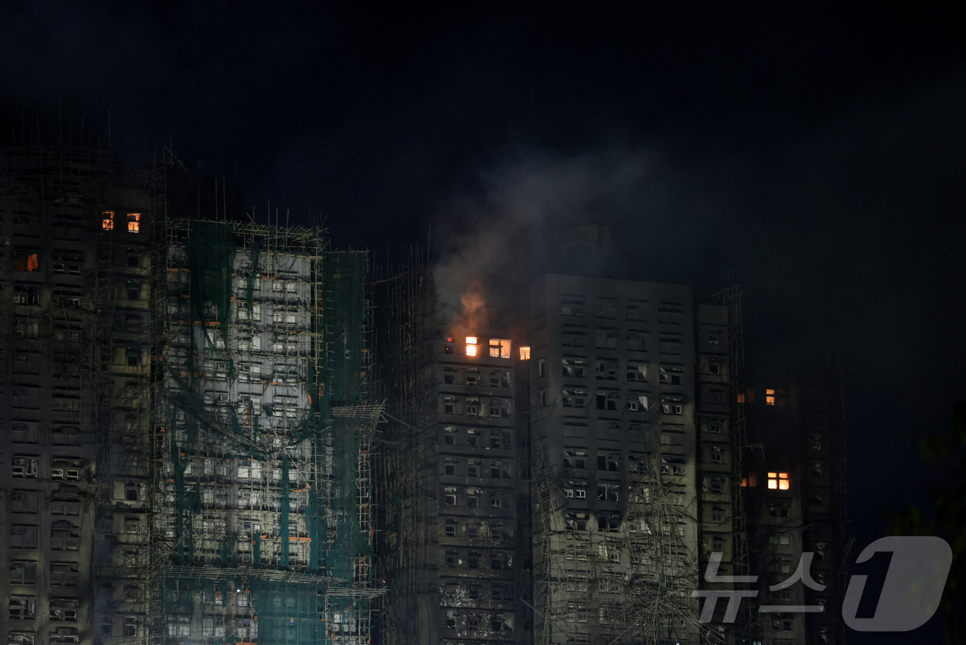 (홍콩 로이터=뉴스1) 이창규 기자 = 홍콩 타이포의 아파트 단지 '왕 푹 코트'에서 27일(현지시간) 불길과 함께 연기가 피어오르고 있다.ⓒ 로이터=뉴스1
