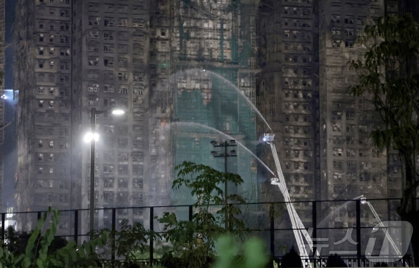 본문 이미지 - 27일 홍콩 북부 타이포 구역의 아파트 단지 웡 푹 코트&#40;Wang Fuk Court&#41; 화재 현장에서 소방대원들이 잔불 처리를 하고 있다. 2025.11.27/뉴스1 ⓒ News1 권현진 기자