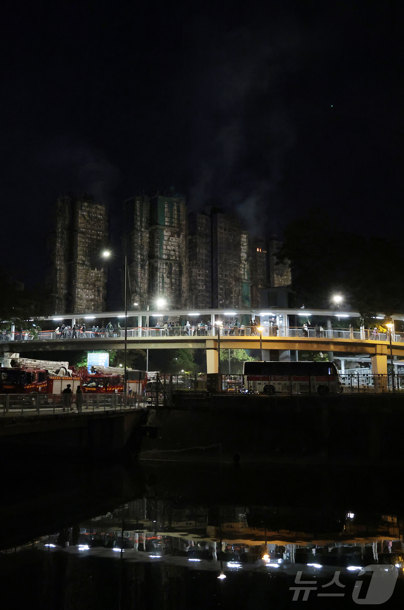 (홍콩=뉴스1) 권현진 기자 = 27일 홍콩 북부 타이포 구역의 아파트 단지 웡 푹 코트(Wang Fuk Court) 화재 현장에서 소방대원들이 잔불 처리 작업을 하고 있다. 20 …