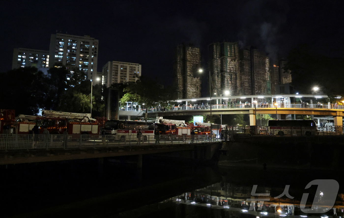 (홍콩=뉴스1) 권현진 기자 = 27일 홍콩 왕푹 코트에 위치한 대형 아파트가 화재로 처참한 모습을 보이고 있다.  2025.11.27/뉴스1