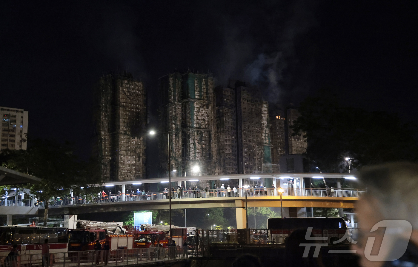 (홍콩=뉴스1) 권현진 기자 = 27일 홍콩 북부 타이포 구역의 아파트 단지 웡 푹 코트(Wang Fuk Court) 화재 현장에서 소방대원들이 잔불 처리를 하고 있다. 2025. …