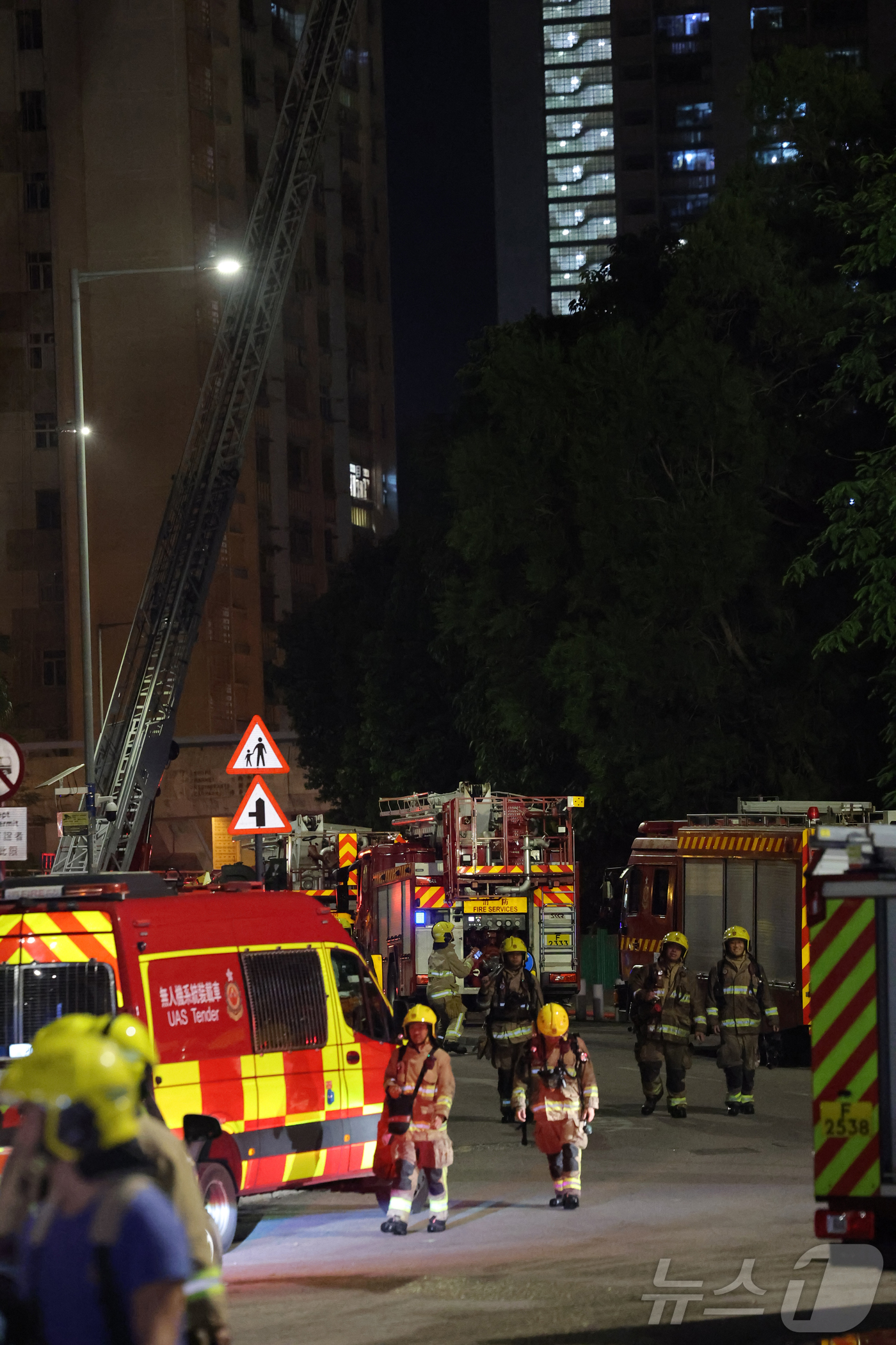 (홍콩=뉴스1) 권현진 기자 = 27일 대형 화재가 발생한 홍콩 왕 푹 코트 화재 현장에서 소방대원들이 교대를 하고 있다. 2025.11.27/뉴스1