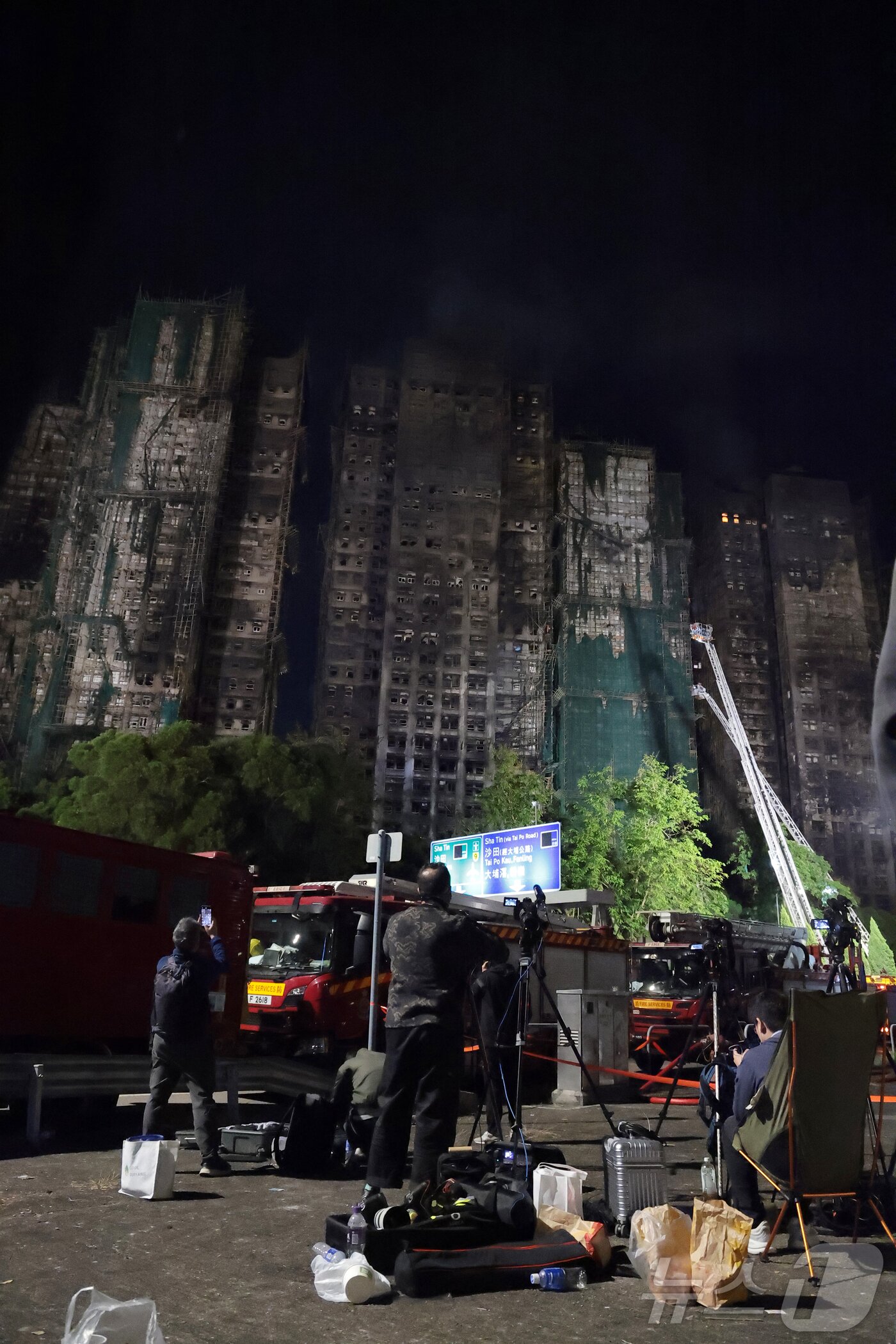 본문 이미지 - 화재로 검게 그을린 아파트 외벽. ⓒ News1 권현진 기자