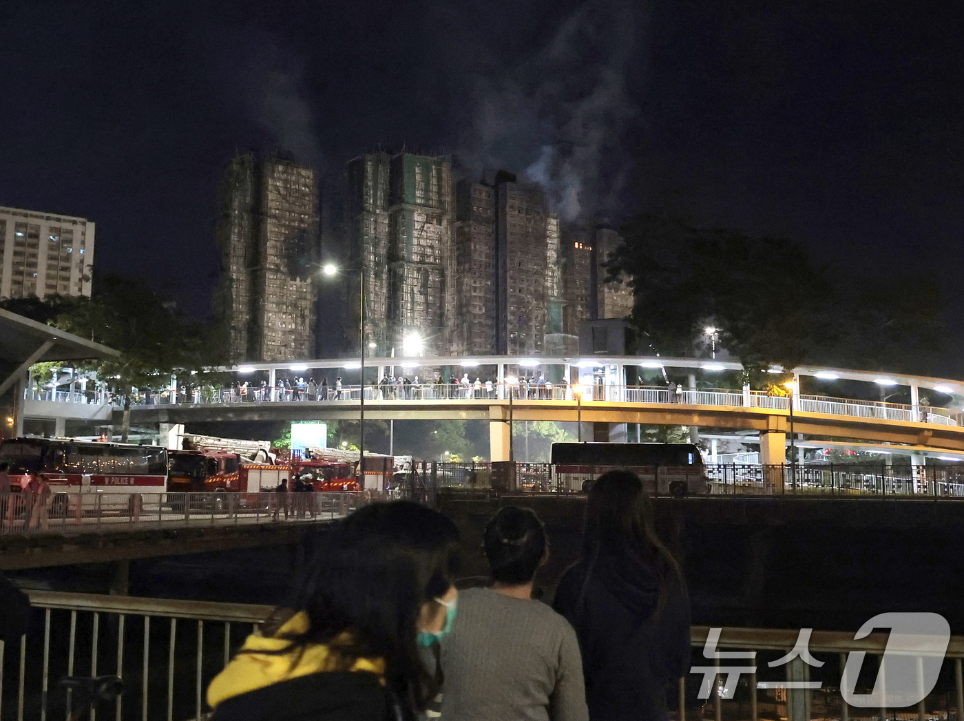 (홍콩=뉴스1) 권현진 기자 = 27일 홍콩 북부 타이포 구역의 아파트 단지 웡 푹 코트(Wang Fuk Court) 화재 현장에서 연기가 피어오르고 있다. 2025.11.27/뉴 …