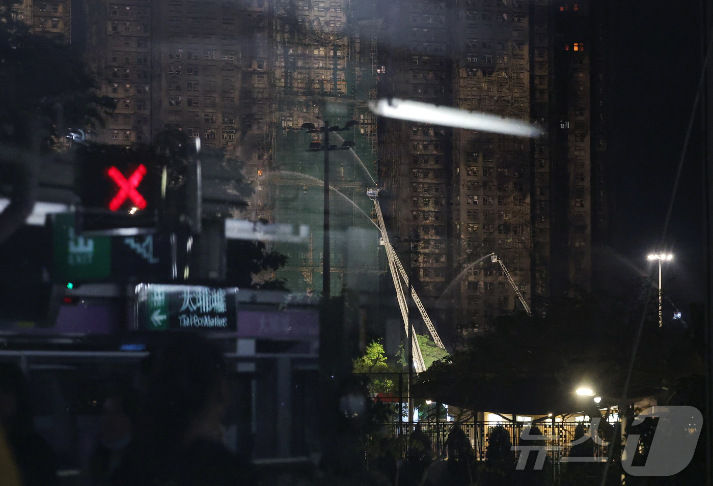 (홍콩=뉴스1) 권현진 기자 = 27일 홍콩 북부 타이포 구역의 아파트 단지 웡 푹 코트(Wang Fuk Court) 화재 현장에서 소방대원들이 잔불 처리를 하고 있다. 2025. …