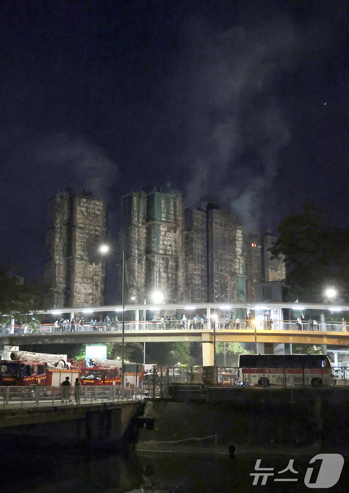 (홍콩=뉴스1) 권현진 기자 = 27일 홍콩 북부 타이포 구역의 아파트 단지 웡 푹 코트(Wang Fuk Court) 화재 현장에서 소방대원들이 잔불 처리를 하고 있다. 2025. …