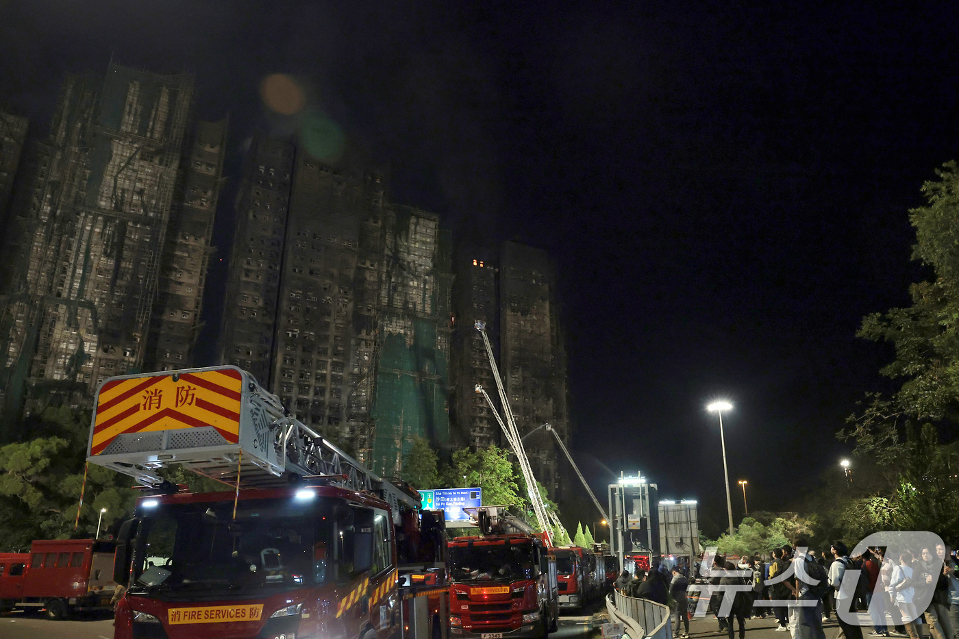 (홍콩=뉴스1) 권현진 기자 = 27일 홍콩 북부 타이포 구역의 아파트 단지 웡 푹 코트(Wang Fuk Court) 화재 현장에서 소방대원들이 잔불 처리를 하고 있다. 2025. …