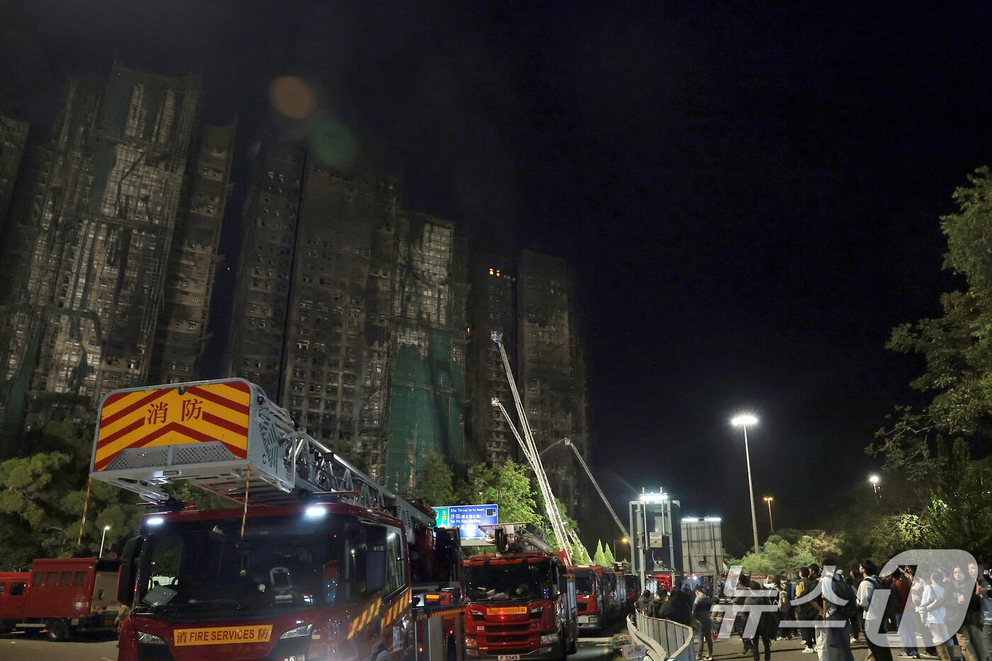 본문 이미지 - 27일 홍콩 북부 타이포 구역의 아파트 단지 웡 푹 코트(Wang Fuk Court) 화재 현장에서 소방대원들이 잔불 처리를 하고 있다. 2025.11.27/뉴스1 ⓒ News1 권현진 기자