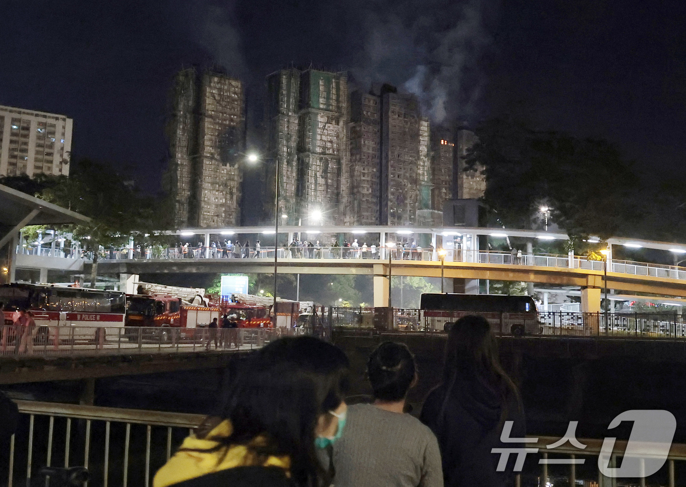 (홍콩=뉴스1) 권현진 기자 = 27일 홍콩 북부 타이포 구역의 아파트 단지 웡 푹 코트(Wang Fuk Court) 화재 현장에서 연기가 피어오르고 있다. 2025.11.27/뉴 …