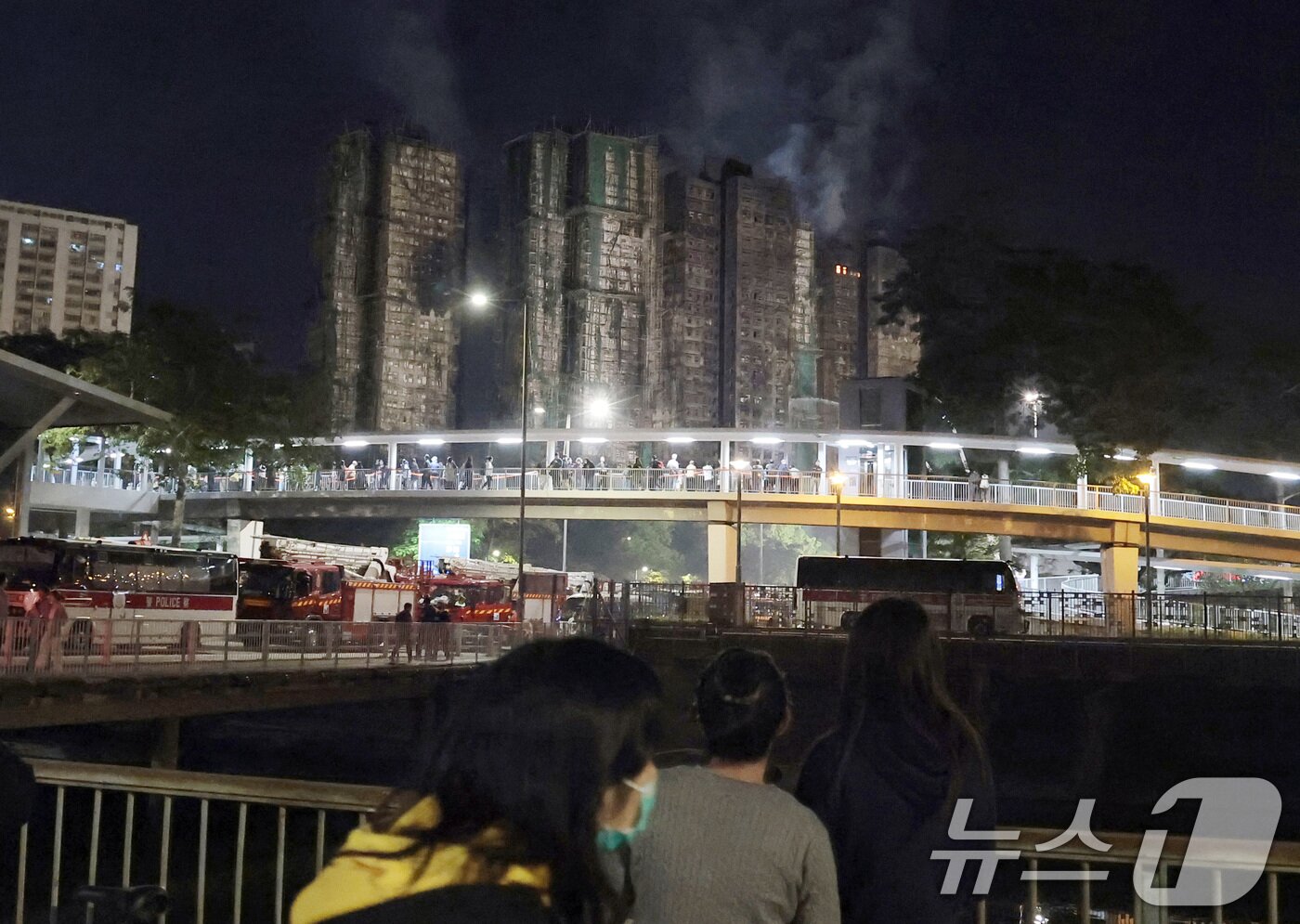 본문 이미지 - 27일 홍콩 북부 타이포 구역의 아파트 단지 웡 푹 코트&#40;Wang Fuk Court&#41; 화재 현장에서 연기가 피어오르고 있다. 2025.11.27/뉴스1 ⓒ News1 권현진 기자