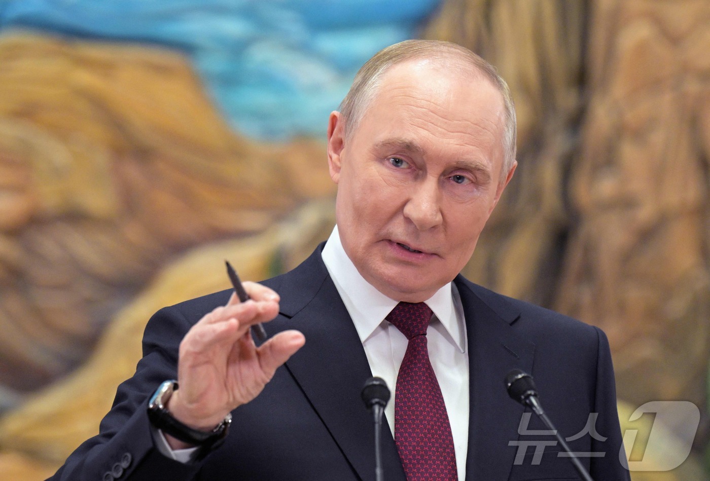 (비슈케크 AFP=뉴스1) 윤다정 기자 = 블라디미르 푸틴 러시아 대통령이 27일(현지시간) 키르기스스탄 비슈케크에서 기자들에게 이야기하고 있다. 2025.11.27.ⓒ AFP=뉴 …