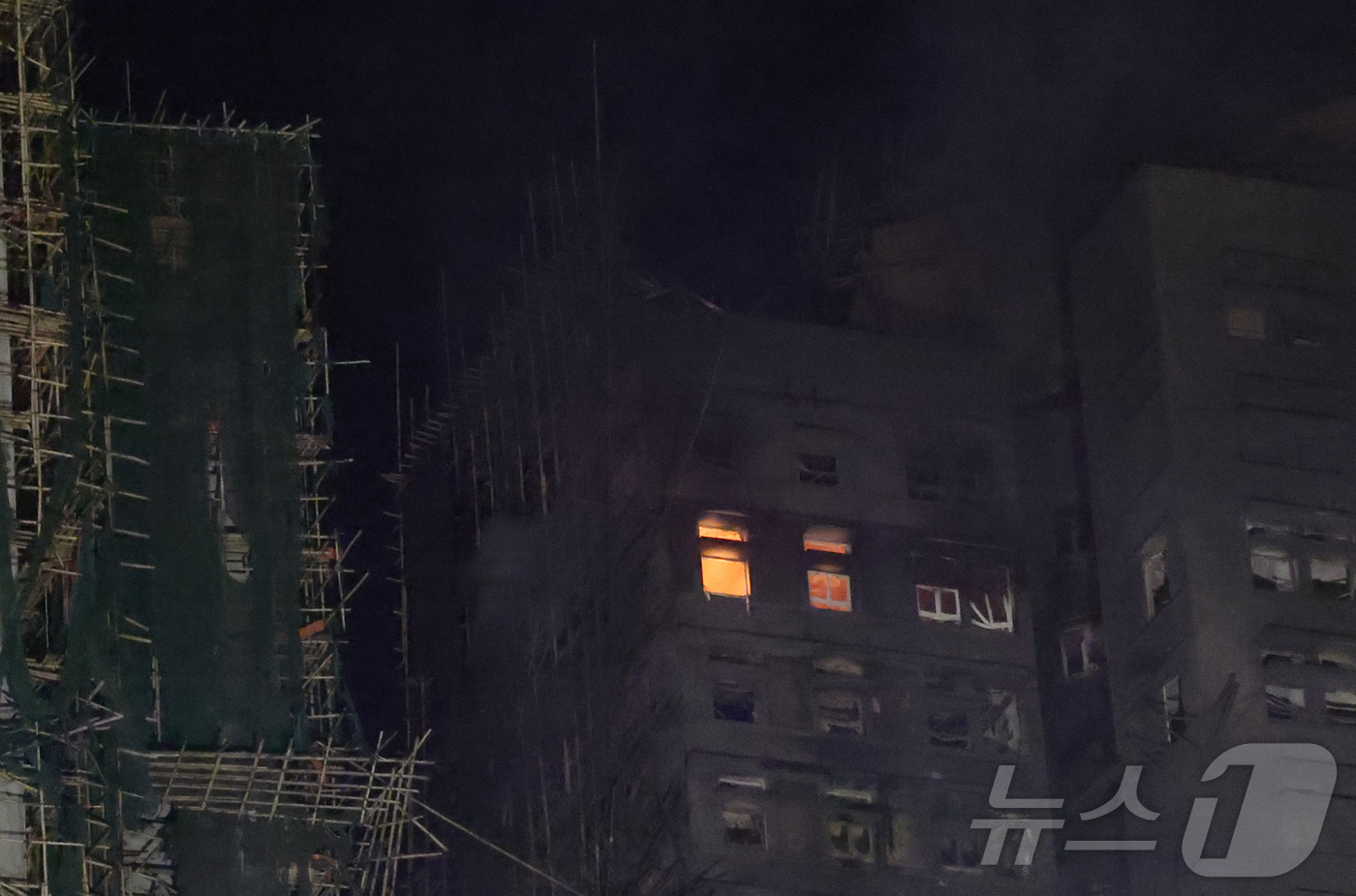 (홍콩=뉴스1) 권현진 기자 = 27일(현지시간) 대형 화재가 발생한 홍콩 북부 타이포 구역의 웡 푹 코트 아파트 단지에 불길이 여전히 남아 있다. 지난 26일 발생한 화재로 최소 …